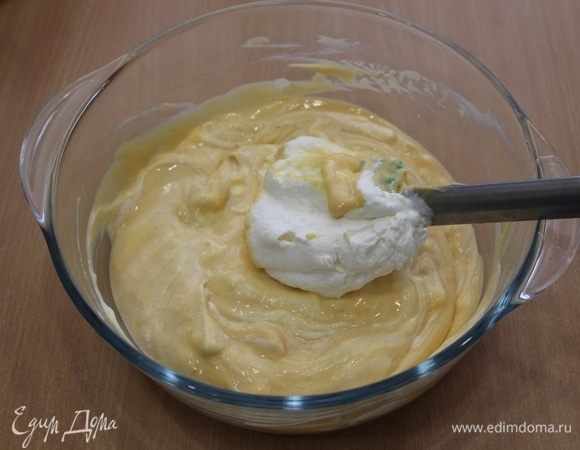  Взбейте жирные сливки и аккуратно добавьте их в крем.