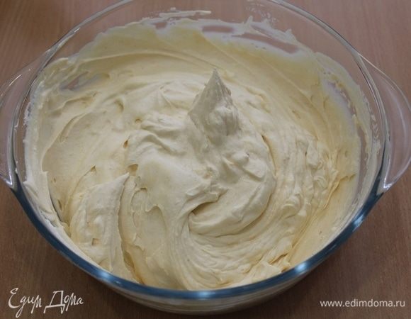 Получается пышная, нежная масса.