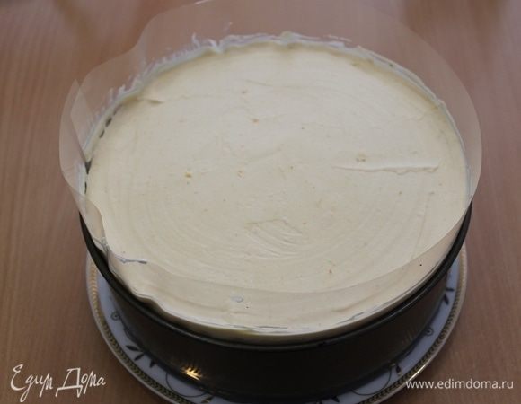 Одну часть бисквита положите в разъемную форму и выложите сверху половину облепихового крема. Сверху — вторую часть бисквита и оставшийся крем. Уберите торт в холодильник на пару часов.