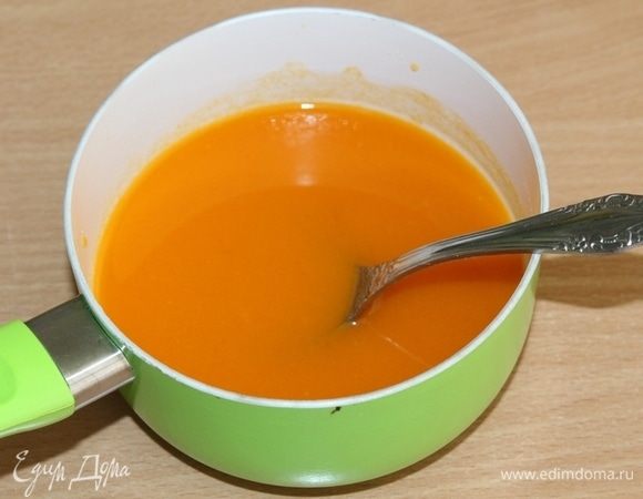 Для желе: замочите желатин в холодной воде на 5 минут. Подогрейте облепиховый сок, воду и сахар в кастрюльке. Отожмите желатин и добавьте его к горячему соку. Дайте желе остыть. 