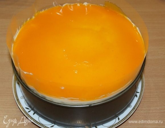  Аккуратно вылейте желе на торт.