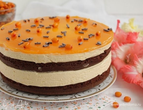 Украсьте торт ягодами и шоколадом.