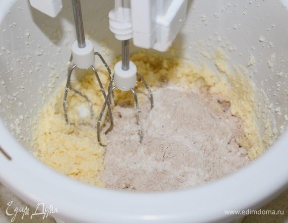 Сливочное масло взбить с сахаром, добавить треть мучной смеси, половину пива, перемешать. Затем еще частями добавить муку и пиво.