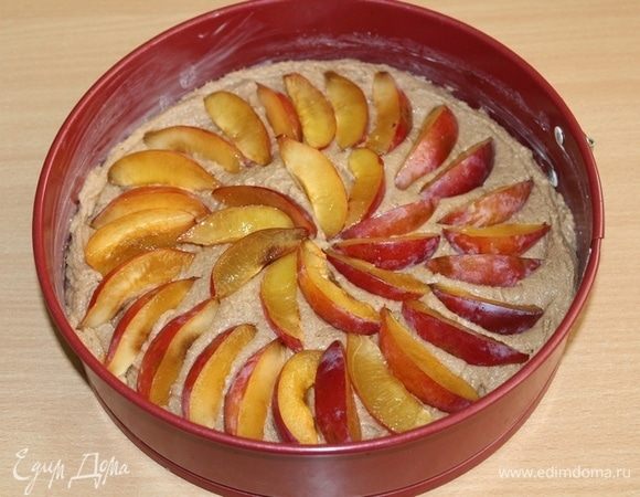 Сверху выложить дольки сливы, слегка их вдавить.