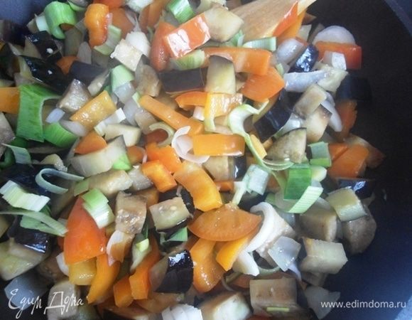 Овощи становятся слегка прозрачными. Добавить нарезанный лук-порей, перемешать, проготовить вместе 1 минуту.