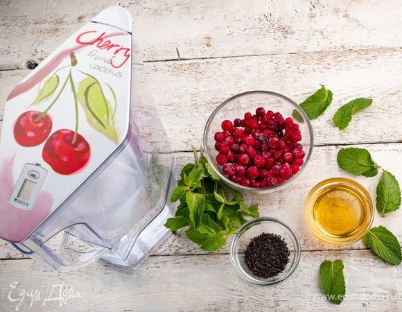 Для приготовления клюквенного чая нам понадобятся следующие ингредиенты.