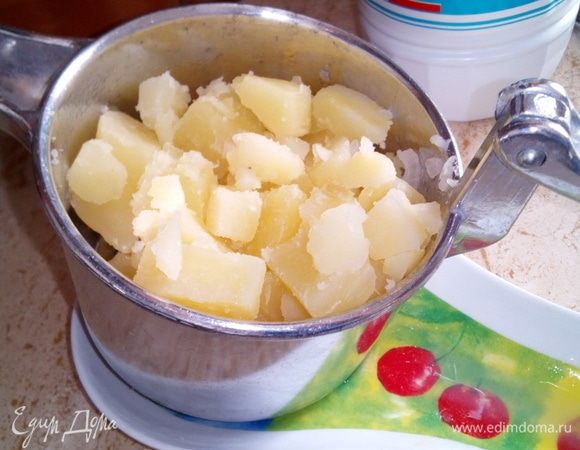 Нарезаем на кубики очищенный картофель, отвариваем в соленой воде на среднем огне 10-12 минут, предварительно добавив в воду 1 лавровый лист. Сливаем воду и подготавливаем картофель для измельчения. 