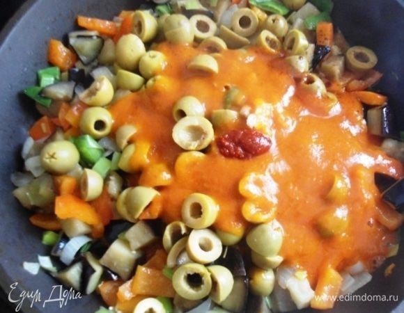 Добавить томатную пасту и пасту-чили (тут смотрите по вкусу, не любите острое, исключите его совсем). Я брала домашний острый кетчуп, поэтому пасты добавила чуть-чуть. Перемешать. Влить бальзамический уксус, убавить огонь и тушить 20 минут, помешивая.