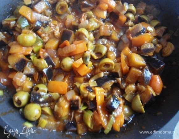 Добавить соль и перец по вкусу, перемешать и оставить еще на 5 минут на плите.