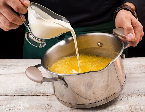 Добавьте сливки по вкусу и немного прогрейте суп. Украсьте зеленью. 