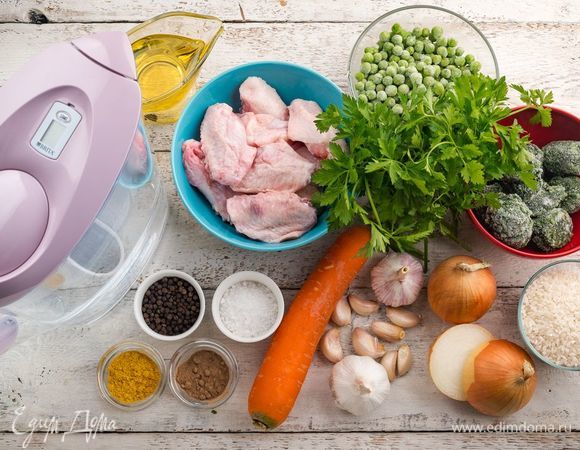 Для приготовления куриного бульона с овощами нам понадобятся следующие ингредиенты.
