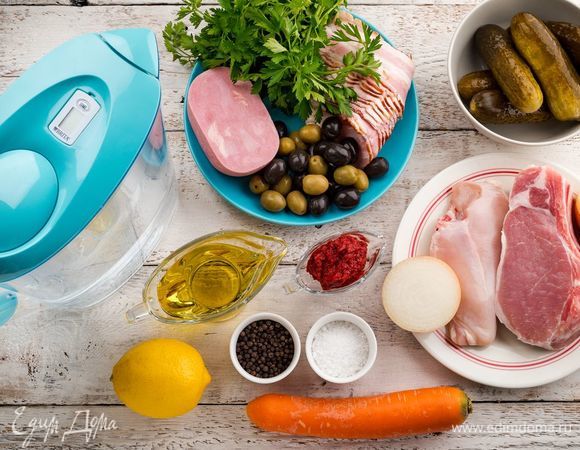 Для приготовления домашней солянки нам понадобятся следующие ингредиенты.