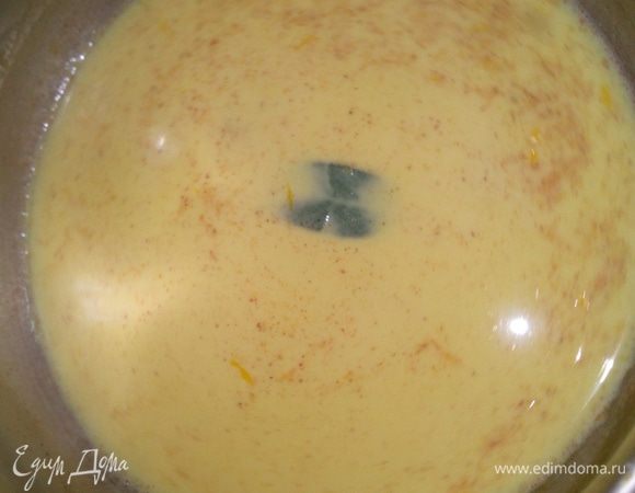 В кастрюлю с толстым дном вливаем 150 мл молока (регулируйте количество молока в зависимости от количества и величины картофеля). Далее ставим на медленный огонь. Добавляем щепотку куркумы. Маленькую щепотку соли, т.к. картофель уже варился в соленой воде. Лист свежего шалфея (1 шт.).
Далее натереть на мелкой терке цедру лимона (кл-во цедры, примерно, на кончике чайной ложки). Натереть на мелкой терке мускатный орех. Аккуратнее с мускатным орехом, главное, не переборщить! Эта специя очень пряная и ароматная, она может покрыть вкус остальных ингредиентов и получиться приторной.
Нагреть молоко до закипания на медленном огне, постоянно помешивая. Молоко должно принять аромат и пряность специй.