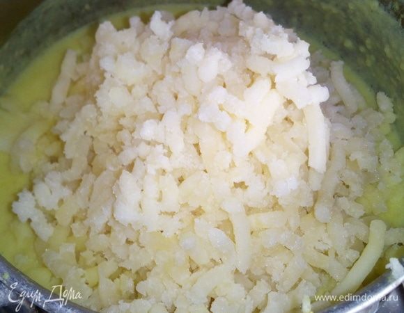 Из кастрюли с пряным молоком вынуть лист шалфея. Добавить протертый вареный картофель.
Все хорошо перемешать, выключить огонь.
