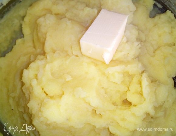 Добавить небольшой кусочек сливочного масла. Не все любят вкус сливочного масла в пюре. В Италии, например, многие добавляют тертый пармезан, да они его вообще много куда добавляют, это я о тех, кто не заморачивается в изысках на кухне, чтобы блюдо было съедобным. Я же люблю чисто «по-нашенски», сливочное масло! Как говорится, «кашу маслом не испортишь».
Все хорошо перемешиваем. Если надо подогреть, подогреваем, постоянно помешивая, чтобы пюре не пригорело.
