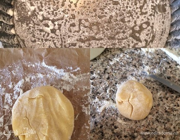 Форму (d=20 см) смазать маслом и присыпать мукой. Тесто поделить на 1 большую и 1 маленькую часть.