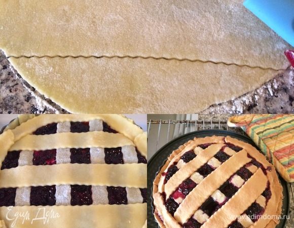 Затем раскатать маленькую часть теста, вырезать полоски и украсить ими пирог. Выпекать 35-40 минут. Готовый пирог полностью остудить в форме.