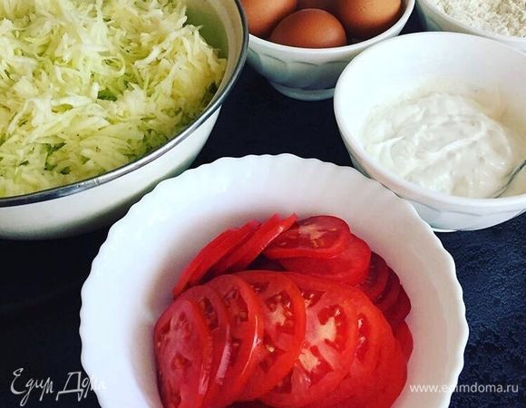 Кабачки надо помыть, очистить от шкурки. Натираем их на крупной терке. Луковицу так же очищаем и измельчаем. Смешиваем с кабачками и добавляем специи.