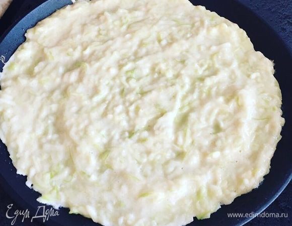 Разогреваем сковороду, наливаем по центру 4 столовых ложки теста и быстро распределяем ложкой, чтобы получился толстенький блинчик размером с тарелку. Жарим каждый блинчик около 2 минут. Готовые блинчики должны остыть.