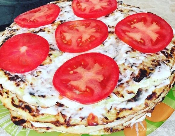 Собираем тортик. Кладем на блюдо первый блинчик, смазываем его соусом. Сверху кладем второй блинчик, также промазываем. Дополнительно можно прослоить тортик помидорными кружочками или оставить их для украшения. Смазываем последний блин соусом и украшаем зеленью и томатами! Получаем наслаждение )) 