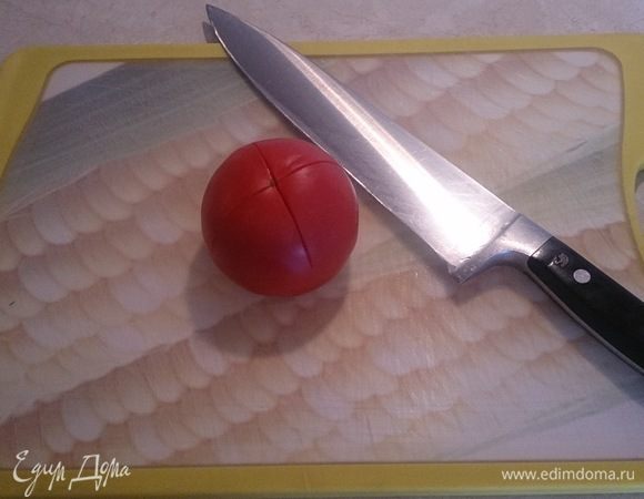 Нам нужен помидор конкасе (это «мелкий кубик» по-французски, со снятой кожицей и без мякоти) итак, надрезаем помидор крест накрест.