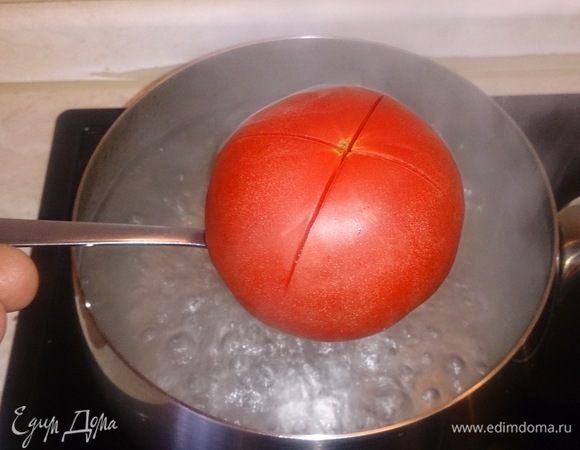 Опускаем помидор в кипящую воду на 15-20 секунд.