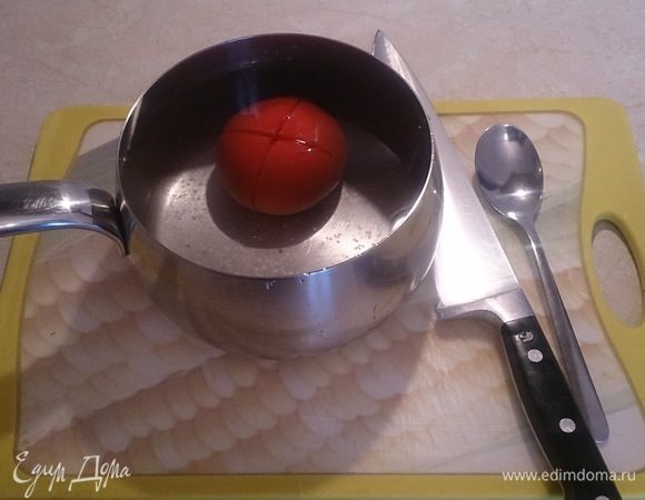 После этого опускаем помидор в холодную воду.