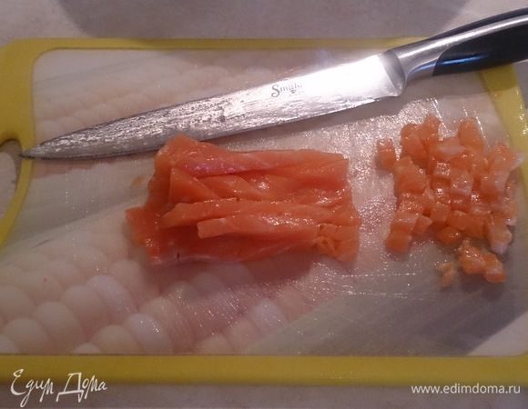 Таким же мелким кубиком режем с/с семгу.