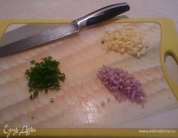Теперь так же лук шалот и полутвердый сыр, зеленый лук тоже мелко рубим.