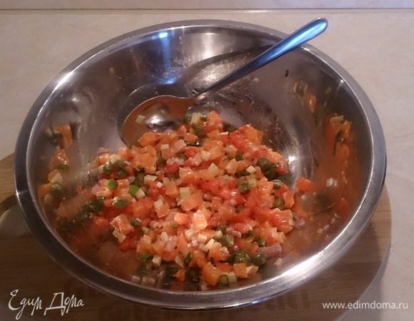 Тщательно перемешиваем и убираем опять ненадолго в холодильник. Тартар должен быть хорошо охлажден!