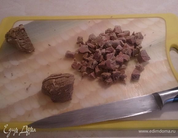 Отварную телятину нарезаем средним кубиком.
