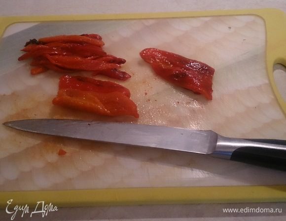 Предварительно запеченный болгарский перец без кожицы, нарезаем соломкой.
