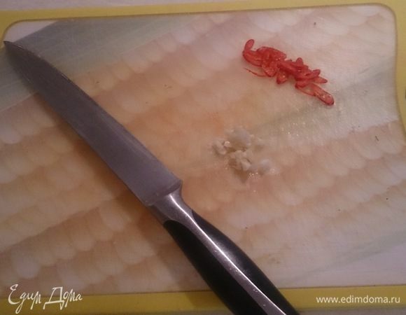 Рубим помельче чеснок и острый перец.