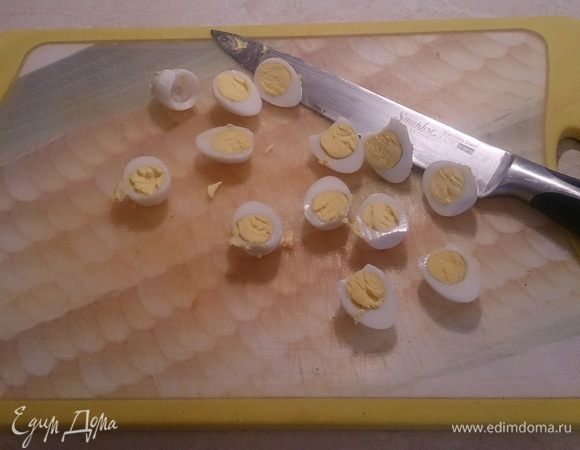 Отварные перепелиные яйца просто пополам.