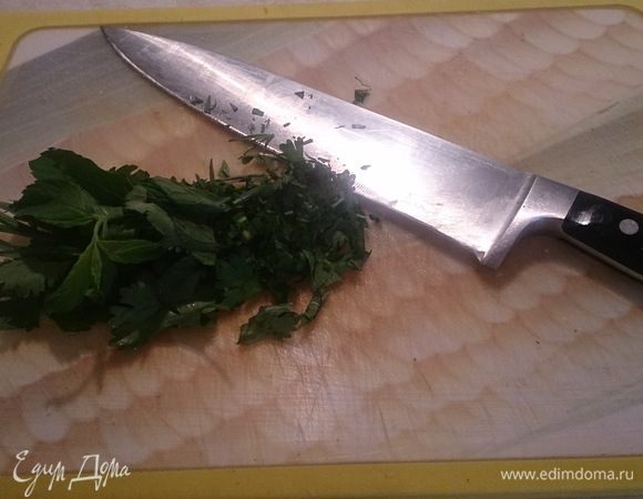 Зелень мяты, кинзы и тархуна рубим мелко.