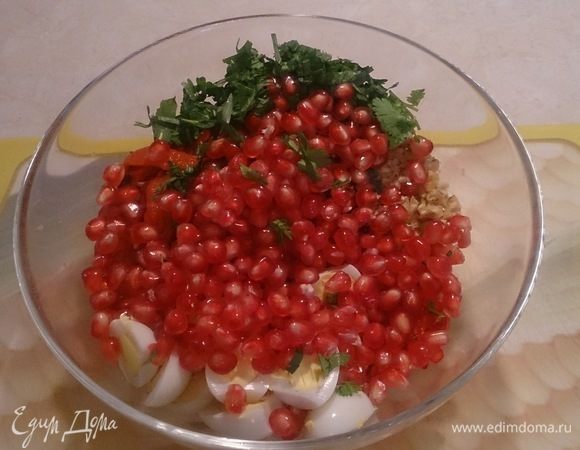 Соединяем все ингредиенты, добавляем зерна граната и заправляем наш салат.