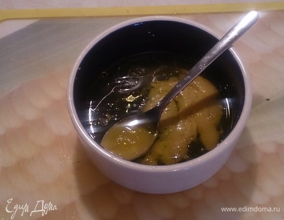 Смешиваем нашу заправку, соединяем оливковое масло, дижонскую горчицу, красный винный уксус и лимонный сок.