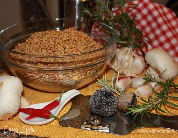 Собираем ингредиенты.
Чечевицу предварительно перебрать, если необходимо, промыть под проточной водой.