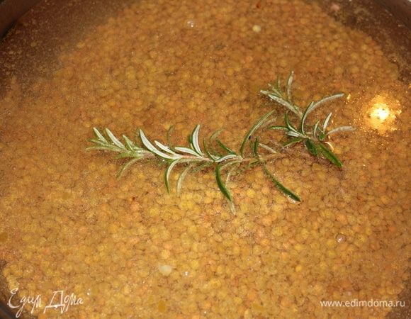 Убрать обжаренные специи, сразу добавить в кастрюлю промытую чечевицу, веточку розмарина, посолить. Варить на сильном огне под закрытой крышкой согласно инструкции на упаковке. Я использовала итальянскую чечевицу местного производителя, урожая этого года, и варила ее 30 минут.