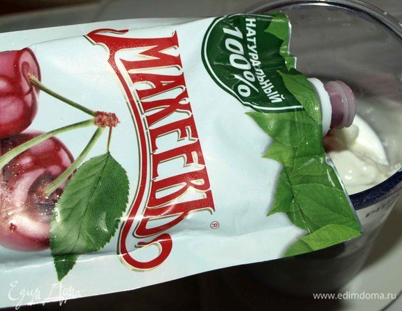 Соединяем йогурт, творог и вишневый джем ТМ «МахеевЪ» в емкости, где будем взбивать  заготовку для мороженого. Взбиваем до однородной консистенции. 