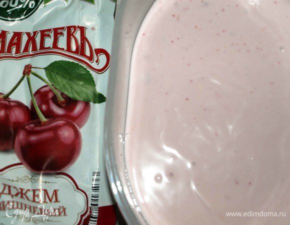 Переливаем массу в контейнер и отправляем в морозилку на 3 часа. 