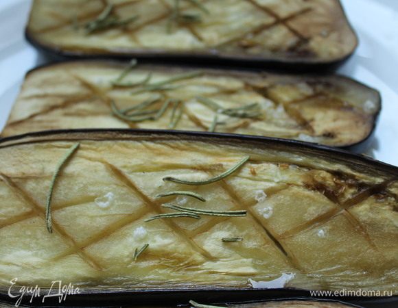 Разрезать баклажаны пополам, мякоть надрезать решеткой. Смазать оливковым маслом, посолить, положить розмарин и запекать в разогретой до 180°С духовке минут 20-30 (до мягкости).