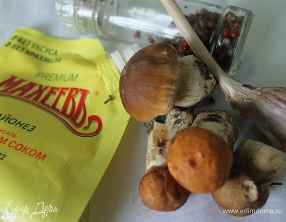 Грибы отварить, порезать пластинами, обжаривать с измельченным чесноком пару минут.