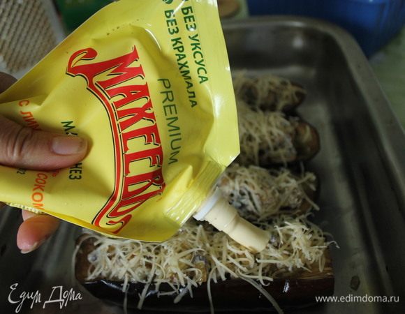 Из половинок баклажанов сделать «лодочки»: достать мякоть ложкой. Мякоть порезать кубиками и смешать с грибами. Добавить майонез ТМ «МахеевЪ», натертый сыр, посолить, поперчить. Заполнить «лодочки» начинкой и запекать в духовке при 180°С 15 мин.