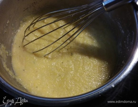 Для поленты в кипящий бульон всыпать поленту, влить молоко, при постоянном помешивании довести ее до готовности. Посолить (с учетом солености пармезана), поперчить, добавить сливочное масло, чесночный порошок.  