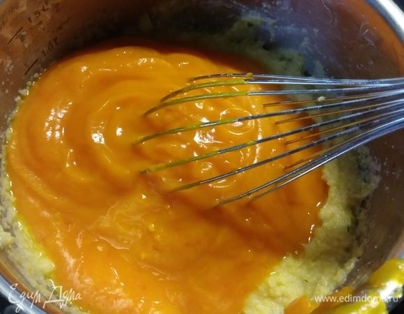 В готовую поленту вмешать тыквенное пюре. 