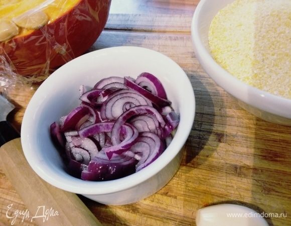 Замариновать в уксусе маленькую луковичку. Оставить на некоторое время настояться. 