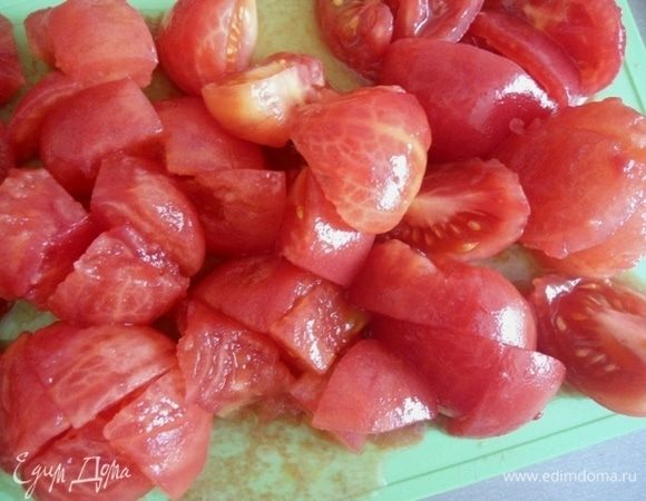 Начнем с подготовки. Помидоры вымыть, ошпарить кипятком и снять кожицу. Нарезать крупными кусочками.