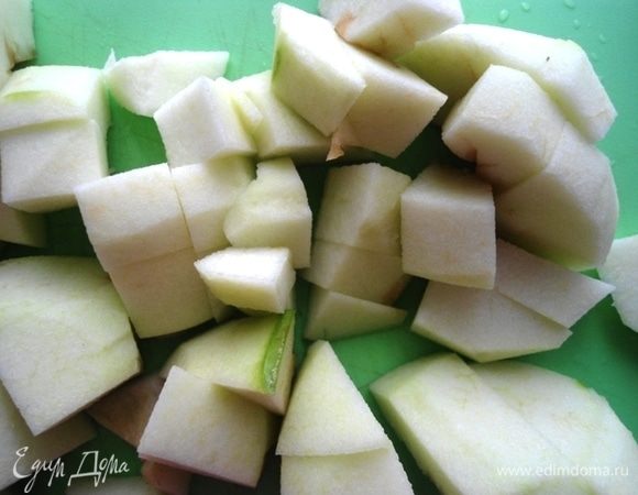 Яблоки очистить от кожуры и семян и тоже нарезать. Яблоки нужны кислые.