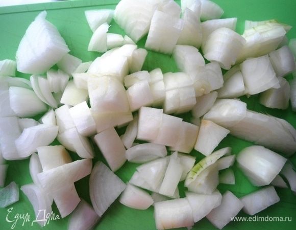 Лук очистить, нарезать кубиками.